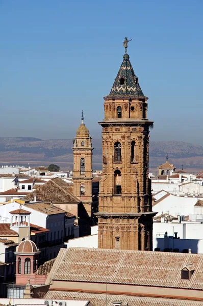 Wieże kościoła San Sebastian i San Augustin z widokiem na dachy miasta, Antequera, Hiszpania. — Zdjęcie stockowe