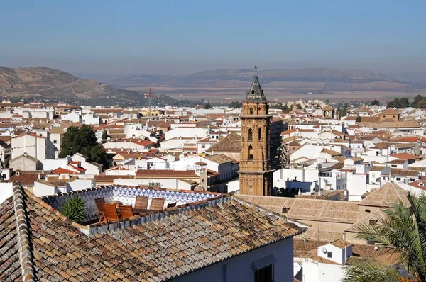 Vistas sobre os telhados da cidade com a torre da igreja de San Sebastian em primeiro plano, Antequera, Espanha . — Fotografia de Stock