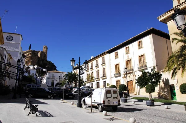 Головний, а також головна вулиця з замком на пагорбі позаду, Монтефріо, Іспанія.. — стокове фото