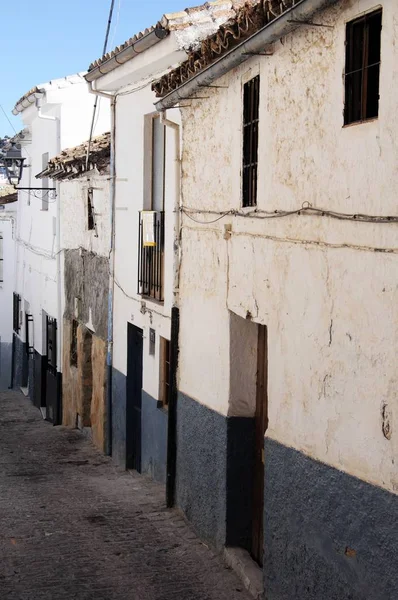 Traditionelle reihenhäuser entlang einer altstadtstraße, montefrio, spanien. — Stockfoto