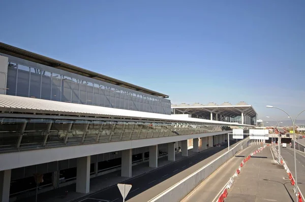 Vista elevada a lo largo del exterior del viajero hacia la terminal del aeropuerto tres edificio, Málaga, España . —  Fotos de Stock