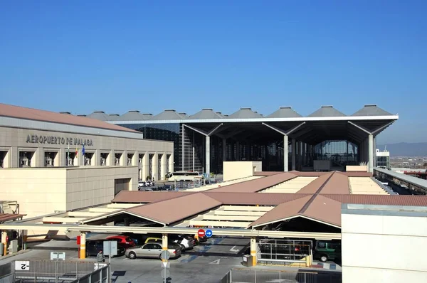 Vista elevada de la parte delantera de las terminales del aeropuerto dos y tres, Málaga, España . —  Fotos de Stock
