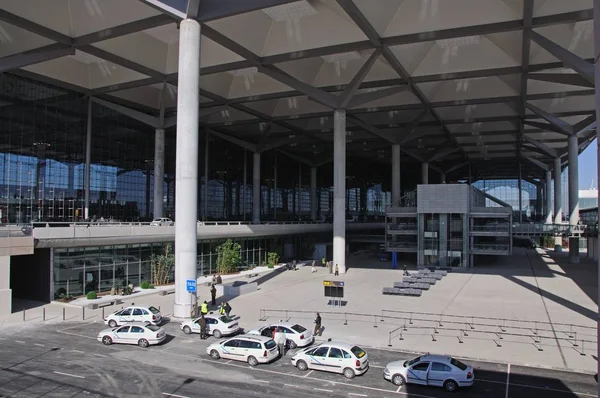 Vista elevada de la terminal tres del aeropuerto, Málaga, España . —  Fotos de Stock