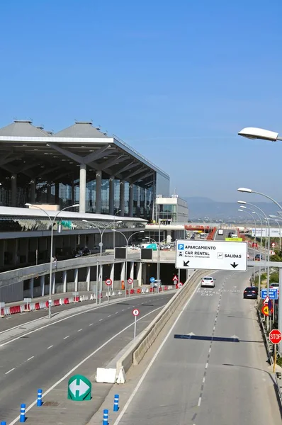 Erhöhte Ansicht der Flughafenterminals drei Gebäude, Malaga, Spanien. — Stockfoto