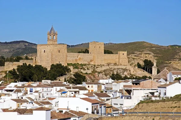Casas adosadas de castillo morisco en primer plano, Antequera, España . — Foto de Stock