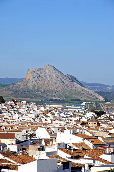 Vista a través de los tejados de la ciudad hacia la montaña de los Amantes, Antequera, España . —  Fotos de Stock