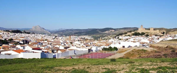Elevated view of the town with the castle and Lovers Mountain to the rear, Antequera, Spain. — Stock Photo, Image