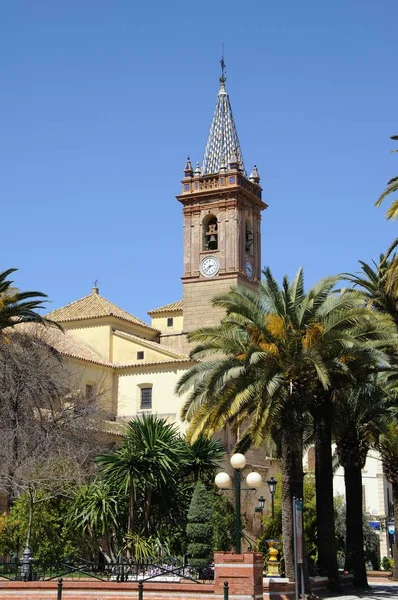 Vista del parque José María Hinojosa y la iglesia Nuestra Señora del Descanso, Campillos, España . —  Fotos de Stock