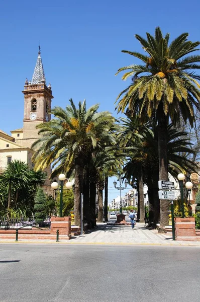 Vista del parque José María Hinojosa con la iglesia de Nuestra Señora del Descanso a la izquierda, Campillos, España . —  Fotos de Stock