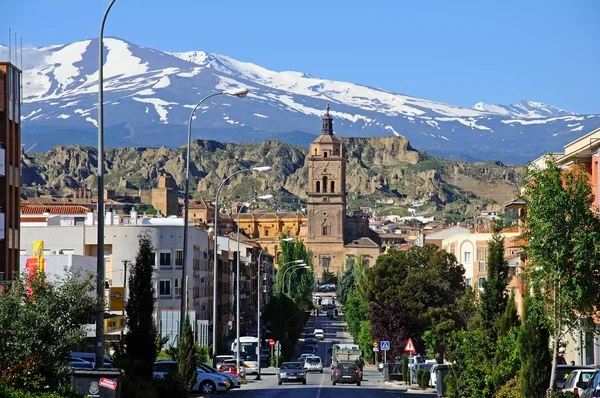 Vista a lo largo de la calle hacia la Catedral con montañas nevadas de la Sierra Nevada en la parte trasera, Guadix, España . — Foto de Stock