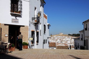 Santa Maria Meydanı 'ndan Antequera, İspanya' daki kiliseye doğru bir görüntü..