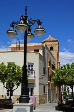 Kasaba meydanında süslü demir elektrik direği, Vera, İspanya.