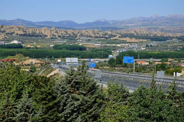 Förhöjd utsikt över motorvägen A92 och omgivande landskap, Guadix, Spanien. — Stockfoto