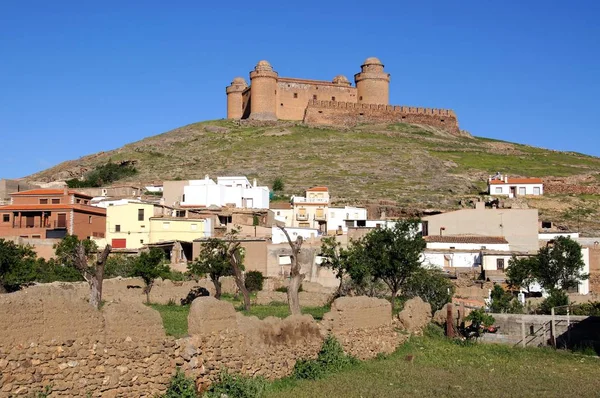 View of the castle on the hilltop with town buildings in the foreground, La Calahorra, Spain. — Stock Photo, Image