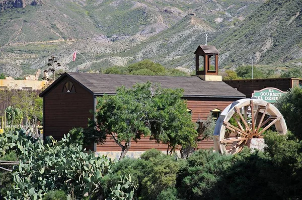 Edifício de igreja de madeira em Fort Apache em Mini Hollywood com montanhas na parte traseira, Tabernas, Espanha . — Fotografia de Stock