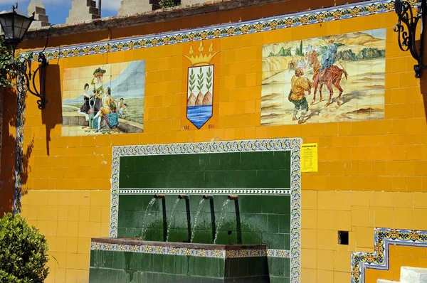 Fuente de agua potable con coloridas imágenes de cerámica, Vélez Blanco, España . — Foto de Stock