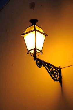 Geceleri Santa Maria Meydanı 'nda bir duvarda fener, Antequera, İspanya.