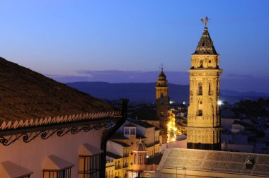 San Sebastian ve San Augustin kilise kuleleri alacakaranlık, Antequera, İspanya.