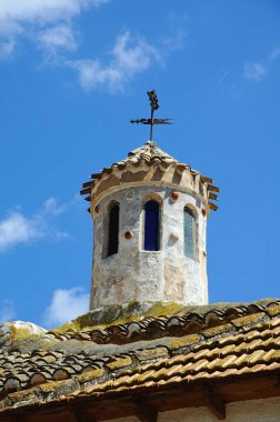 Santa Maria Kilisesi 'nin tepesinde yuvarlak kule, Albox, İspanya.