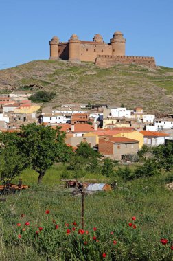 Tepedeki şatonun manzarası ön planda kasaba binaları, La Calahorra, İspanya.