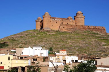 Tepedeki şatonun manzarası ön planda kasaba binaları, La Calahorra, İspanya.
