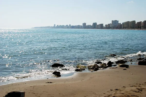 Widok wzdłuż wybrzeża z hotelami wyłożonymi promenadą, Fuengirola, Hiszpania. — Zdjęcie stockowe