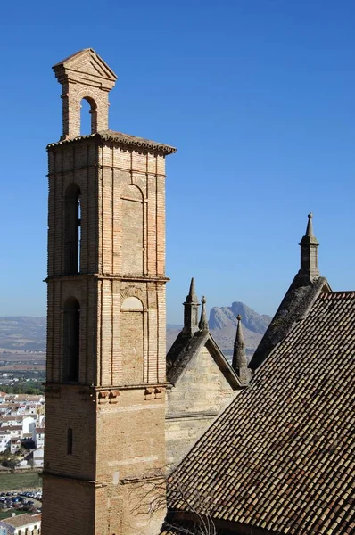 Torre do sino da igreja de Santa Maria com vista para a Montanha dos Amantes, Antequera, Espanha . — Fotografia de Stock