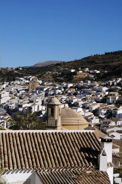 Vista de la iglesia de San Antonio y tejados de la ciudad, Montefrio, España . — Foto de Stock