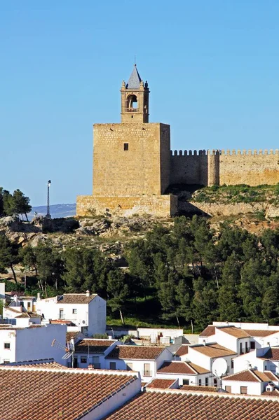 Moradias do castelo mouro em primeiro plano, Antequera, Espanha . — Fotografia de Stock