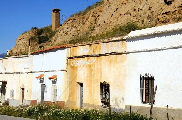 Viviendas rupestres en el barrio de Troglodyte, Guadix, España . — Foto de Stock