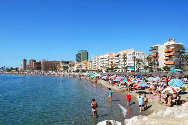 Fuengirola España Agosto 2008 Los Turistas Relajan Playa Con Hoteles — Foto de Stock