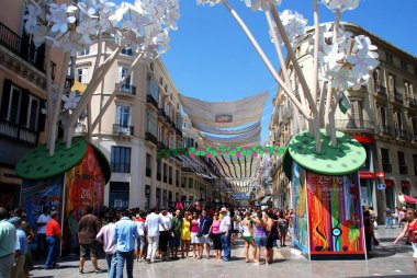 MALAGA, İspanya - 18 AĞUSTOS 2008 - Calle Marques de Larios, Malaga 'da Feria de Malaga nehrinde eğlenen insanlar - 18 Ağustos 2008