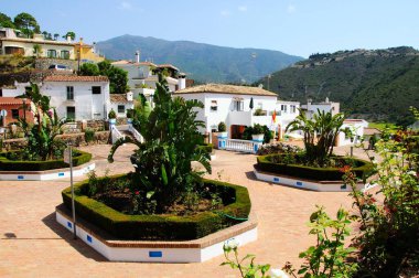 Pueblo Blanco, Benahavis, Costa del Sol, Malaga Eyaleti, Endülüs, İspanya, Batı Avrupa 'da beyaz bir köyün merkezindeki kamu bahçeleri..