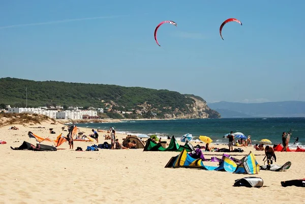 Trafalgar España Septiembre 2008 Turistas Relajados Playa Con Kitesurfistas Parte — Foto de Stock