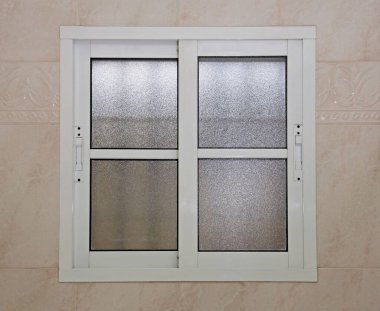 İspanya 'da kayan beyaz banyo penceresi.