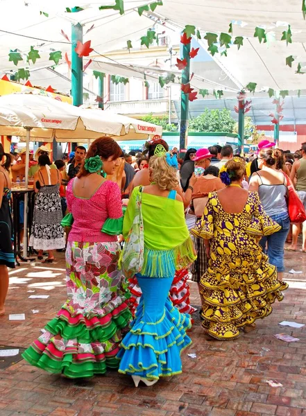 Malaga España Agosto 2008 Mujeres Vestidos Flamenca Largo Calle Marques — Foto de Stock