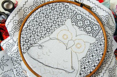 CALAHONDA, İspanya - 19 Mayıs 2011 - Ahşap bir çerçeveye siyah baykuş nakışı, 19 Mayıs 2011.