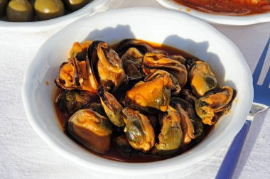 Biberli midyeler ve domatesli vinaigrette tapas (Mejillones en escabeche), Costa del Sol, Malaga Eyaleti, Endülüs, İspanya, Avrupa.