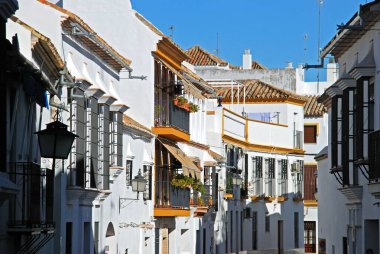 ECIJA, İspanya - 13 Kasım 2008 - Demir pencere ızgaraları ve balkonları olan kasaba evleri, Ecija, İspanya - 13 Kasım 2008
