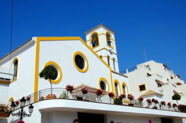 Arka tarafında çan ve saat kulesi olan kilise, Benahavis, Costa del Sol, Malaga Eyaleti, Endülüs, İspanya, Avrupa.