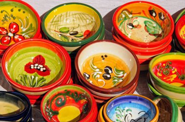 Beyazlatılmış bir köy olan Mijas, Costa del Sol, Malaga, Endülüs, İspanya ve Avrupa 'da seramik yemekler sergileniyor..