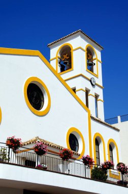 Kilise ve saat kulesi, Benahavis, Costa del Sol, Malaga Eyaleti, Endülüs, İspanya, Avrupa.