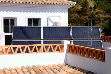 Köy merkezi Benahavis, Costa del Sol, Malaga, Endülüs, İspanya, Avrupa 'daki bir konak çatısı üzerindeki güneş panelleri.