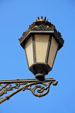 Mavi gökyüzüne, Benahavis 'e, Costa del Sol' a, Malaga 'ya, Endülüs' e, İspanya 'ya, Avrupa' ya,.