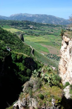 Vadi üzerindeki yeni köprüden batıya, dağların arkasına, Ronda, Malaga Eyaleti, Endülüs, İspanya ve Avrupa 'ya bakın.