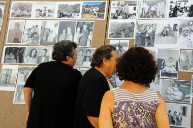 BENAHAVIS, SPAIN - 28 Haziran 2010 - İnsanlar köy hayatının ve insanların eski fotoğraflarını panoya, Benahavis, Malaga Eyaleti, Endülüs, İspanya, 28 Haziran 2010