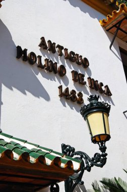 TORREMOLINOS, SPAIN - 13 Nisan 2011 - 5 metre yüksekliğindeki bir şelalenin enerjisiyle üretilen hidrolik un mili, Molina de Inca, Torremolinos, İspanya, 13 Nisan 2011 'de 22 litre su ile üretiliyor.