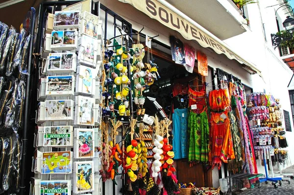 2010年8月25日 スペイン アンダルシア州 マラガ県ミハス市の村の中心部にある土産物店の外にギフトが展示される — ストック写真