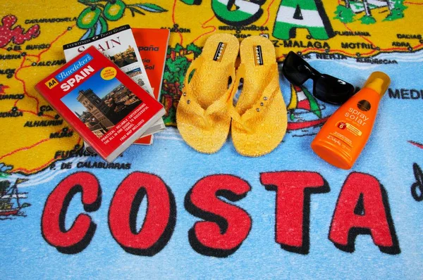 Calahonda Spanje Juni 2011 Strandhanddoek Met Zonnebril Lotion Gidsen Teenslippers — Stockfoto