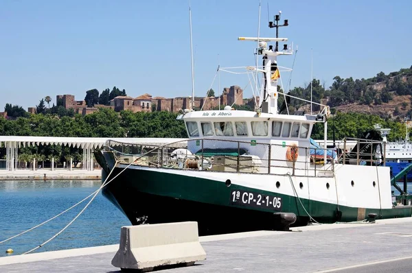 Malaga España Junio 2011 Barco Largo Del Muelle Con Castillo — Foto de Stock